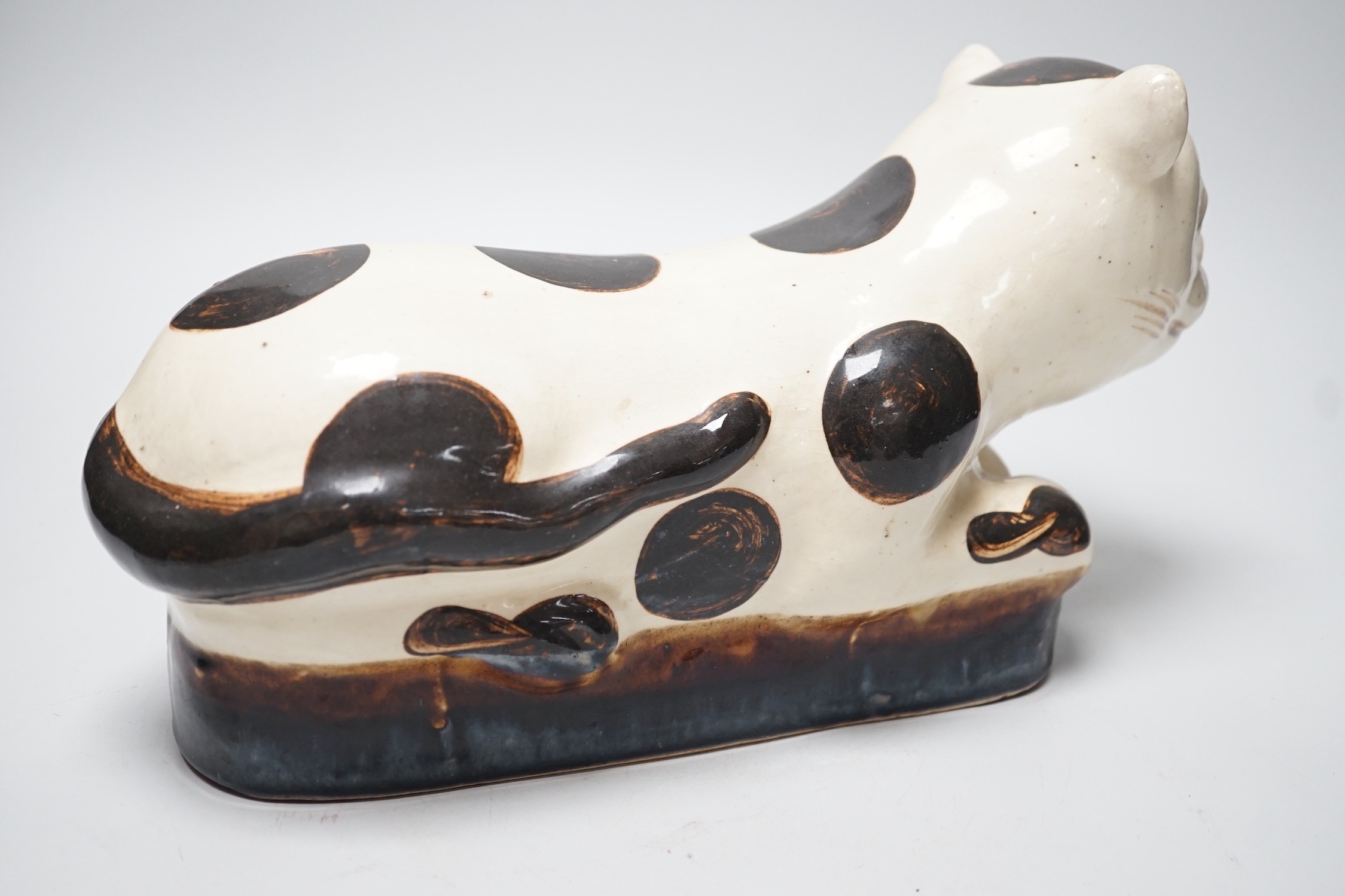 A Chinese Cizhou style 'cat' pillow, late Qing Dynasty, 35cm long